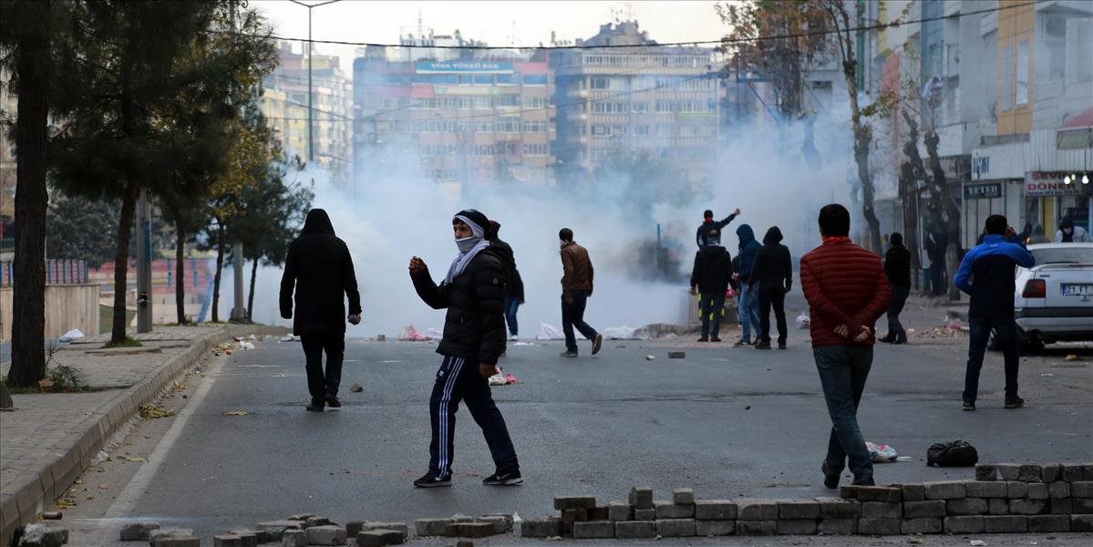 VIDEO Turecká polícia použila proti demonštrantom vodné delo a slzotvorný plyn