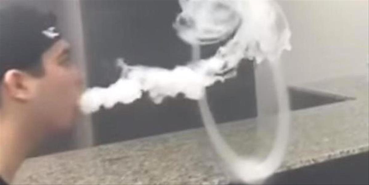 VIDEO Mladík svojim kúzlom ovládol internet, vo vzduchu maľuje s cigaretovým dymom