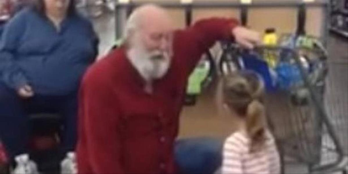 VIDEO Dievčatko si pomýlilo cudzieho pána so Santa Clausom, jeho reakcia dojala svet