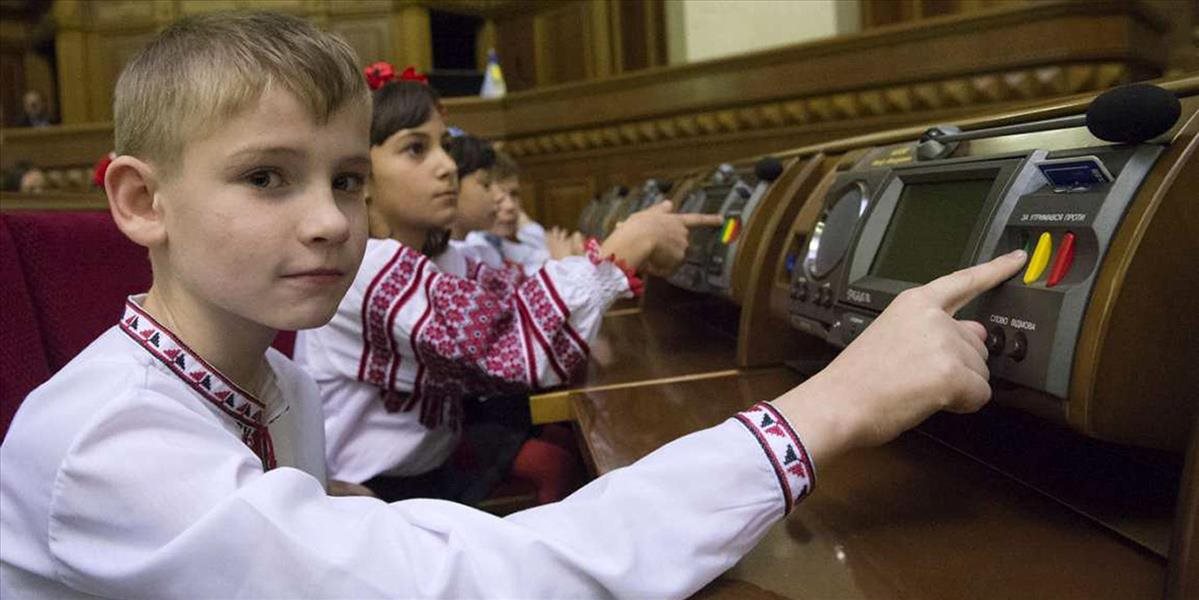 Deti zasadli do ukrajinského parlamentu namiesto poslancov-výtržníkov