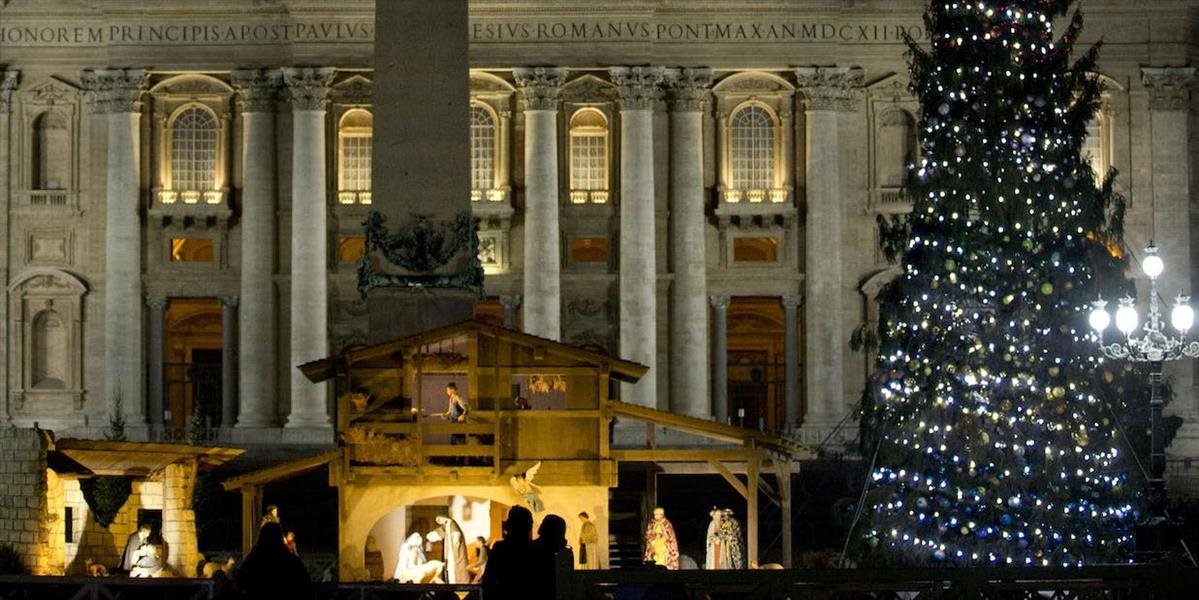 Rozsvietili vianočný strom a jasličky na Námestí svätého Petra vo Vatikáne