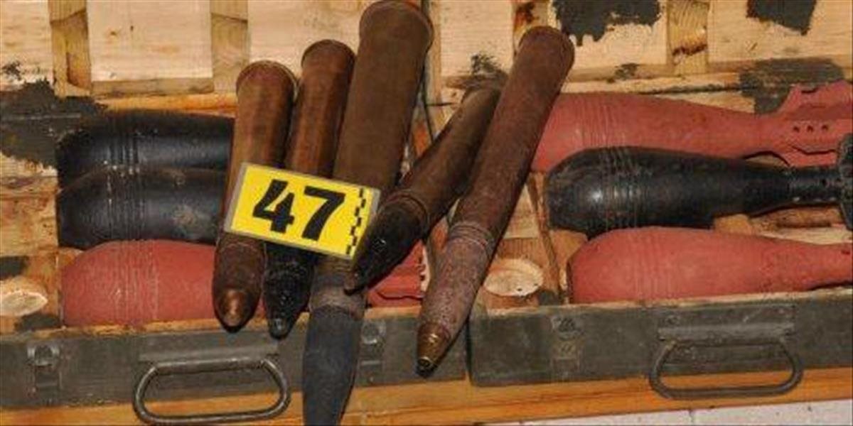 Polícia objavila v byte takmer tonu munície a zbrane