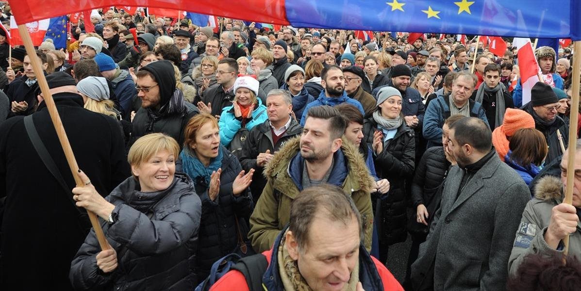 V Poľsku protestovali proti krokom vlády tisíce ľudí