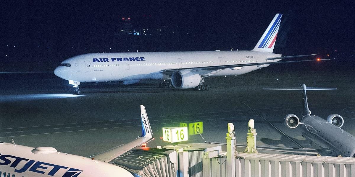 Polícia vypočúva podozrivé osoby z lietadla spoločnosti Air France