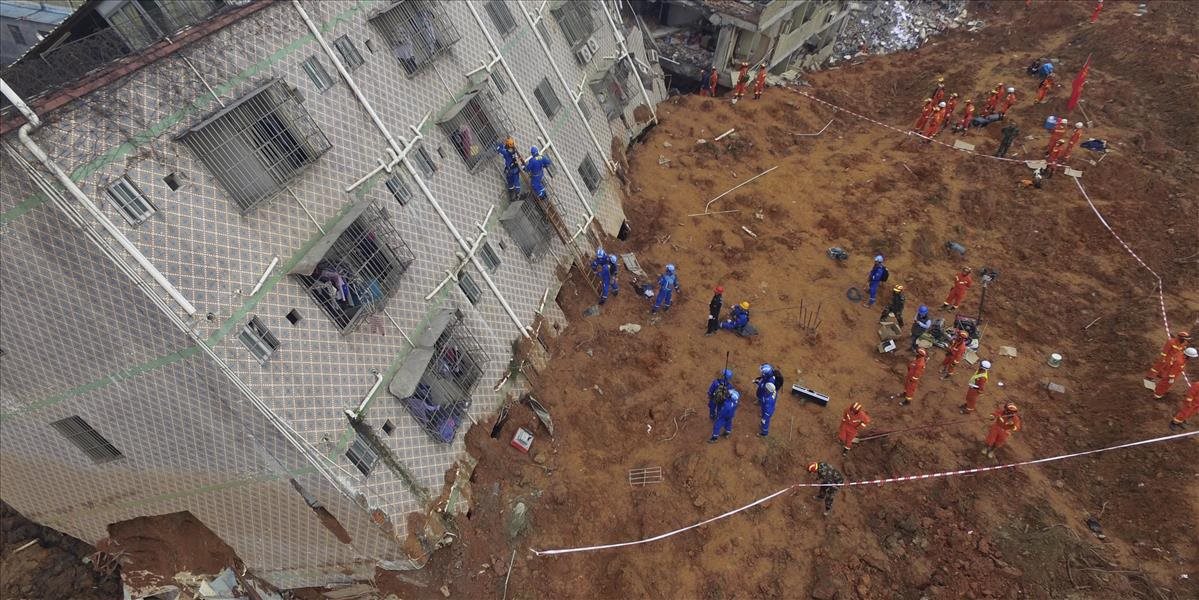 VIDEO Zosuv bahna v Číne zničil priemyselný park, nezvestných je vyše 90 ľudí