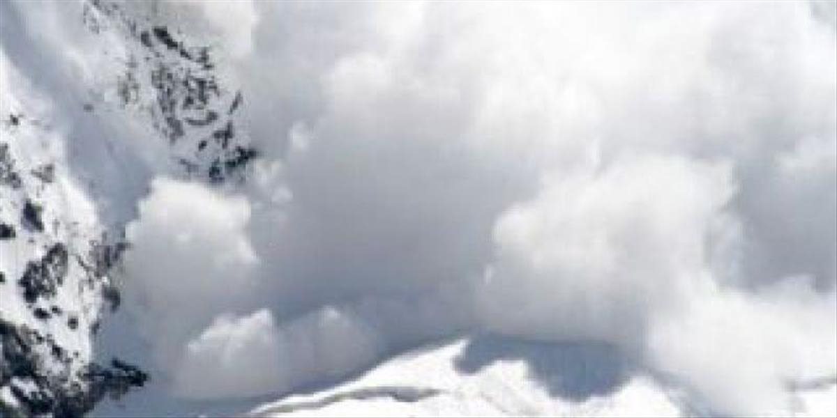Hrozba lavínových zosuvov v slovenských pohoriach sa okolo poludnia zvýši