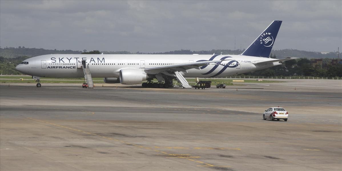Z nastraženia makety bomby v lietadle Air France je podozrivý cestujúci