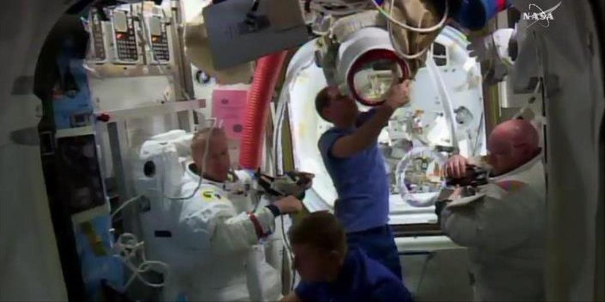 Astronauti po výstupe do vesmíru opravili zaseknutý dopravník
