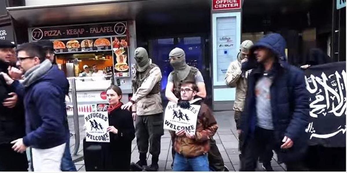VIDEO Rakúski aktivisti vo Viedni na protest imitovali popravu obhajcov migrantov