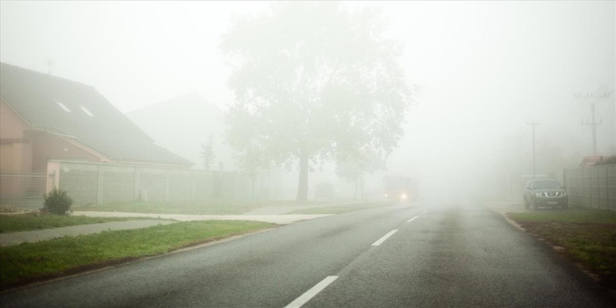 Vodiči pozor: Meteorológovia vystríhajú pred hmlou na celom Slovensku