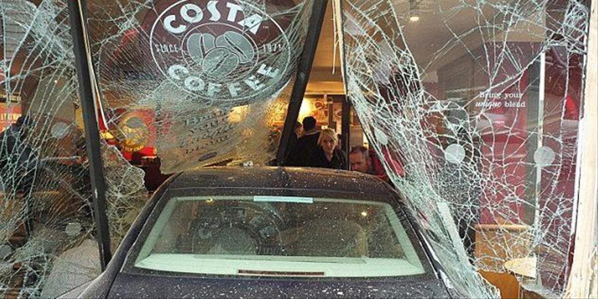 Auto narazilo do kaviarne plnej ľudí: Zahynula žena, ďalší sú ranení!