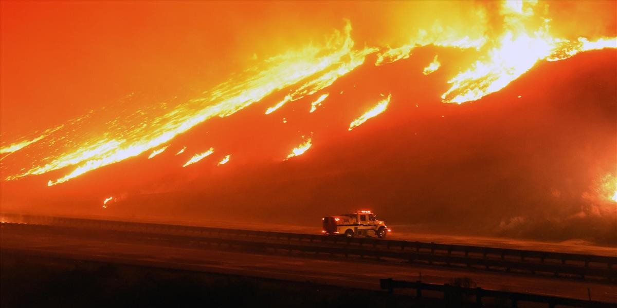 V Kalifornii vypukol mohutný lesný požiar: Vyžiadal si evakuáciu ľudí a uzáveru diaľnic