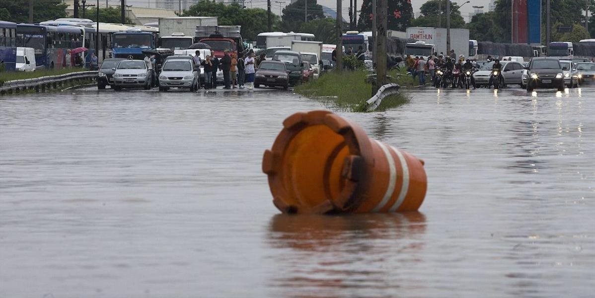 Záplavy v Austrálii: Zomrela jedna osoba, evakuovali 500 ľudí