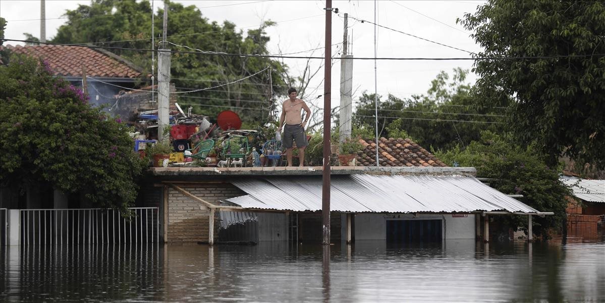 Tisíce ľudí ušli pred povodňami v Južnej Amerike do núdzových prístreší