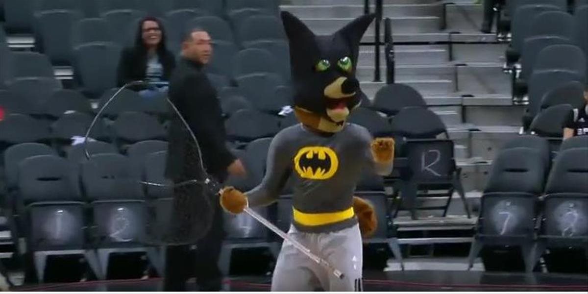 VIDEO Rozruch v NBA: Do haly vletel netopier, spacifikoval ho Batman zo San Antonia