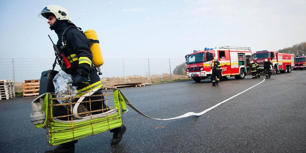 Pri požiari dvoch bytov v Trnave zasahovalo štrnásť hasičov