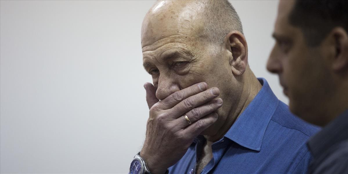 Izraelskému expremiérovi Olmertovi znížili trest, za úplatky si posedí 18 mesiacov