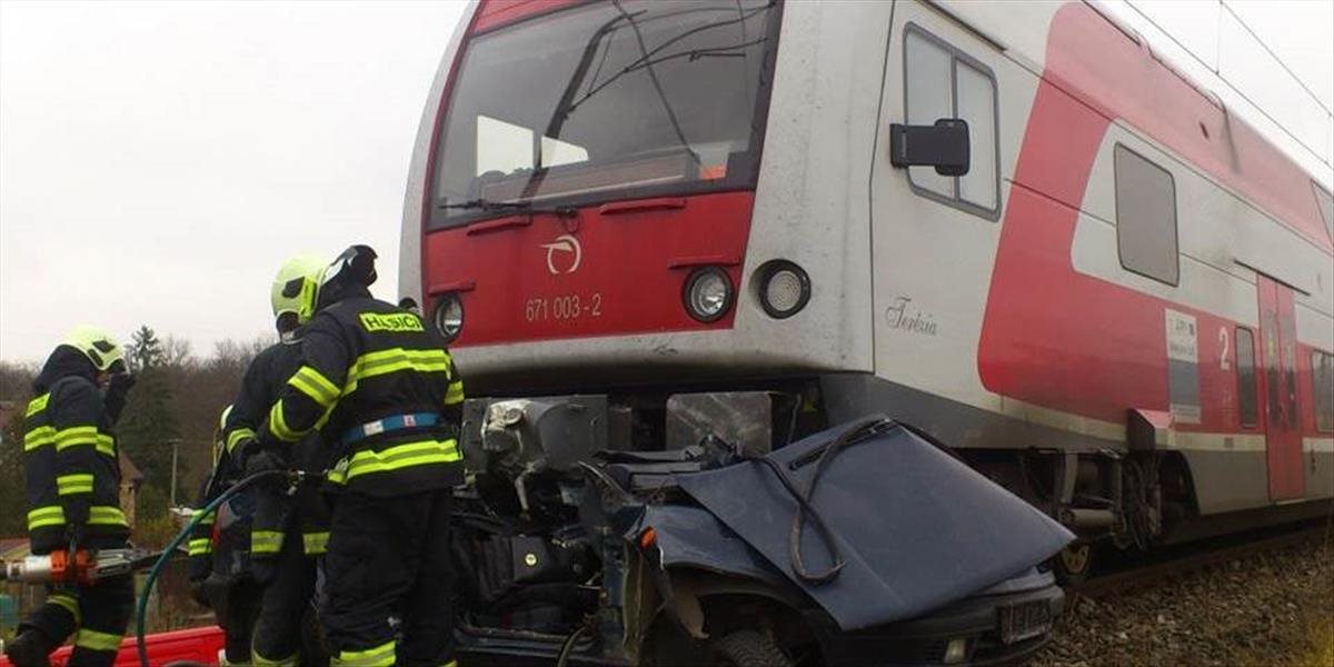 Tragická zrážka auta s vlakom: Vodič Renaulta to neprežil