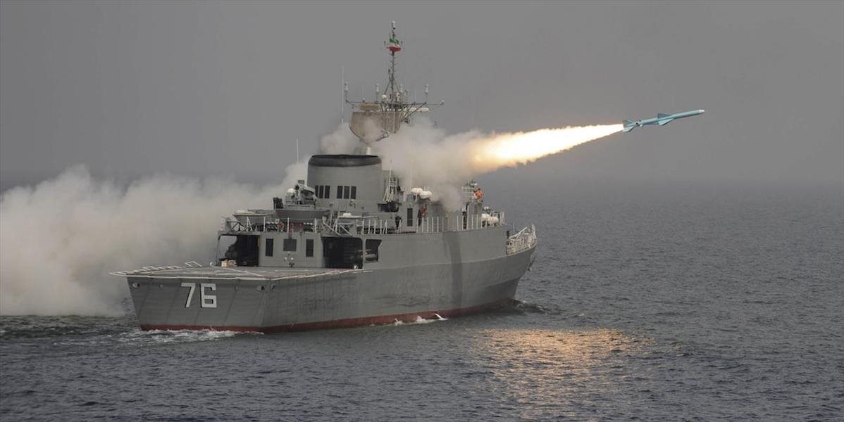 Iránske námorné sily vypálili rakety v blízkosti americkej lietadlovej lode