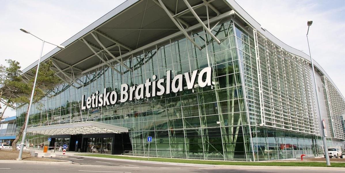 Na bratislavskom letisku zadržali Indov s falošnými vízami a prevádzačku