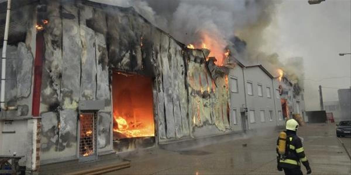 Vo Veľkom Mederi horel sklad, oheň spôsobil škodu za 200.000 eur