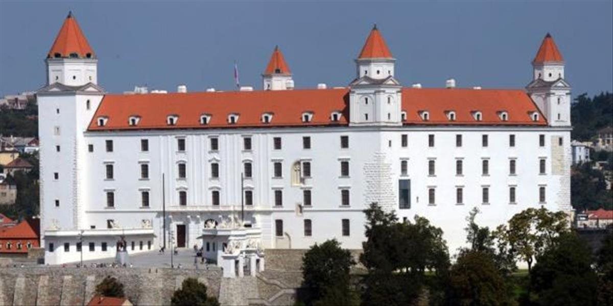 Bratislavský hrad bude poslednú noc tohto roka svietiť farbami štátnej vlajky