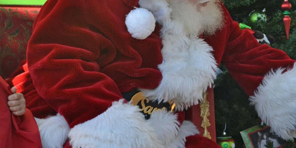 Muž oblečený ako Santa Claus vylúpil na Vianoce klenotníctvo