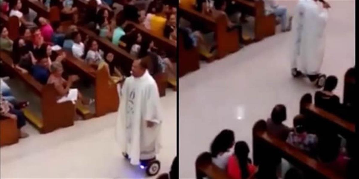 VIDEO Kňaz jazdil počas omše na hoverboarde: Cirkev ho potrestala!