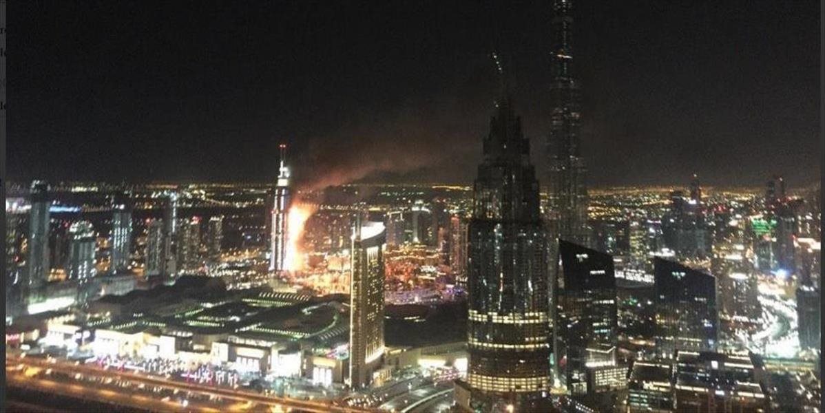 VIDEO Mohutný požiar zachvátil obytnú budovu pri ohňostrojoch v Dubaji