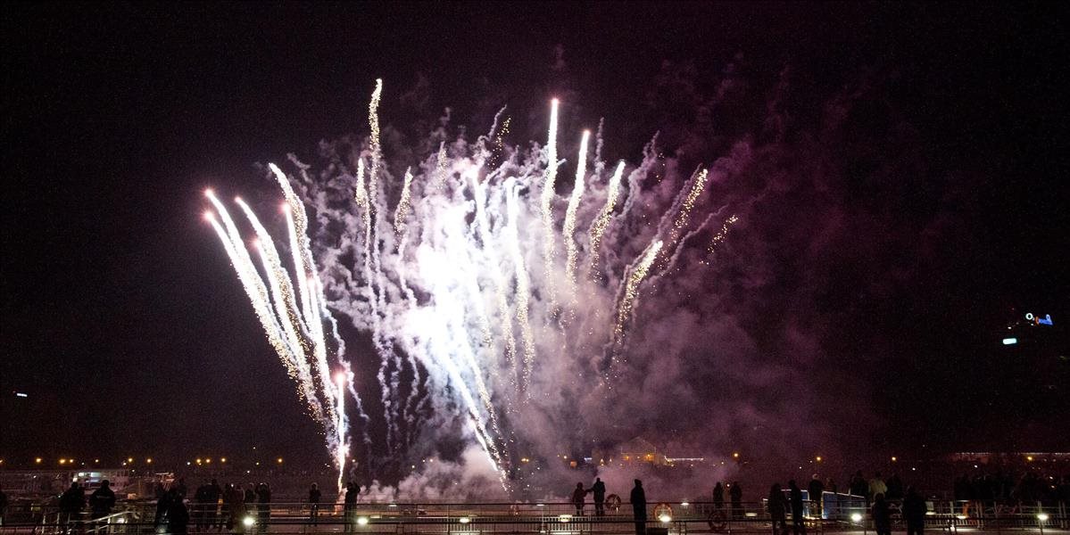 FOTO Bratislava vítala Nový rok bohatým ohňostrojom, na námestí bola swingová párty