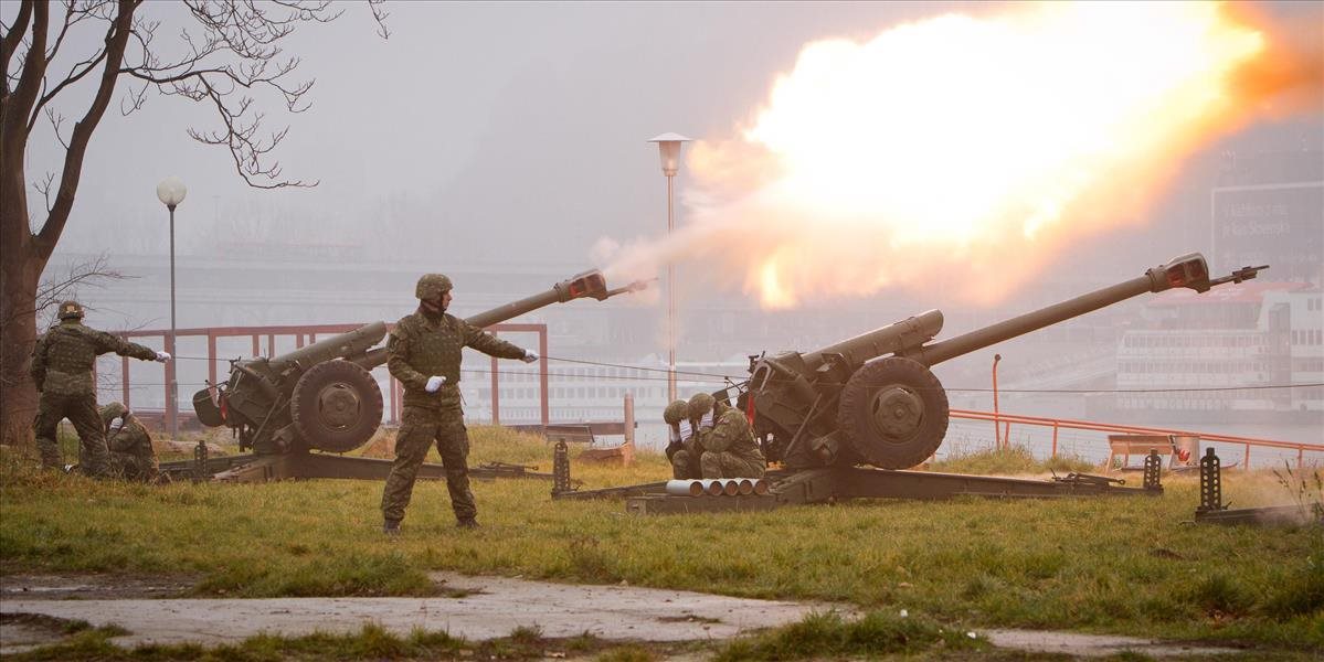 FOTO Vojaci vypálili na výročie vzniku Slovenskej republiky delostrelecké salvy