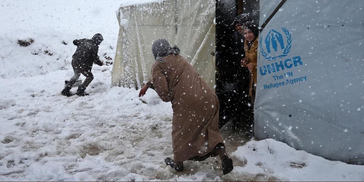 Sýrskych utečencov žijúcich v stanoch ohrozuje snehová búrka v Libanone