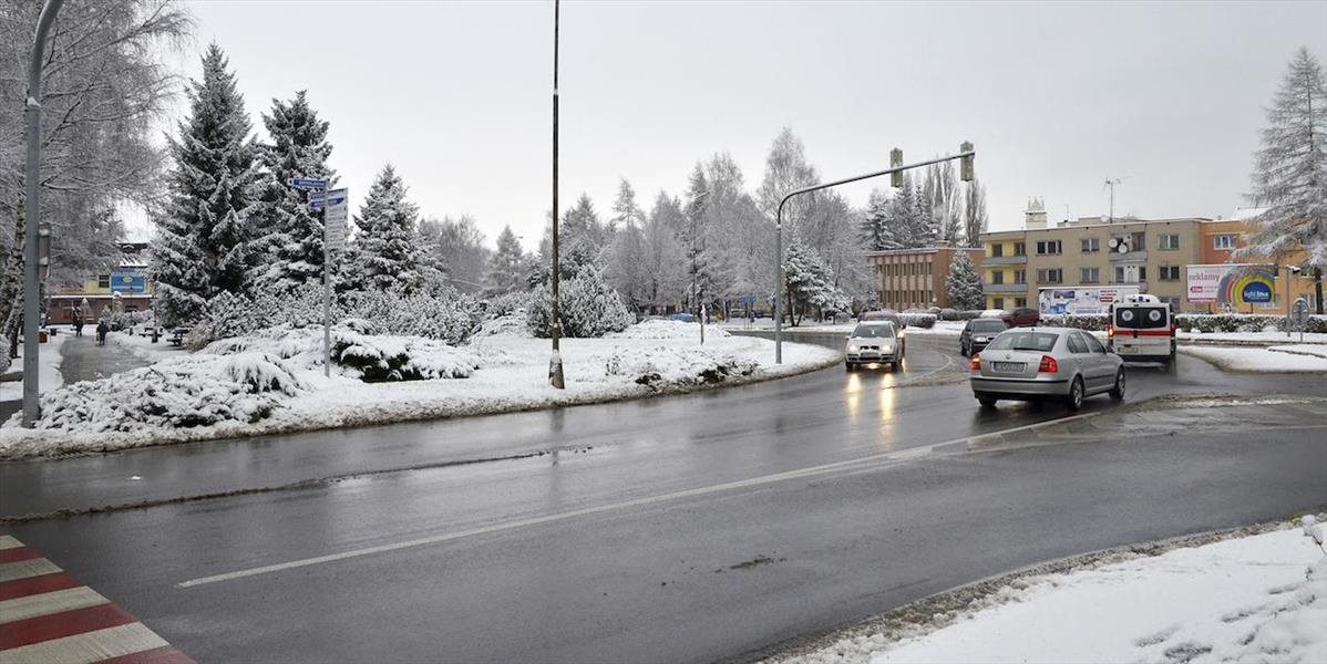 Na niektorých cestách na západe Slovenska je sneh