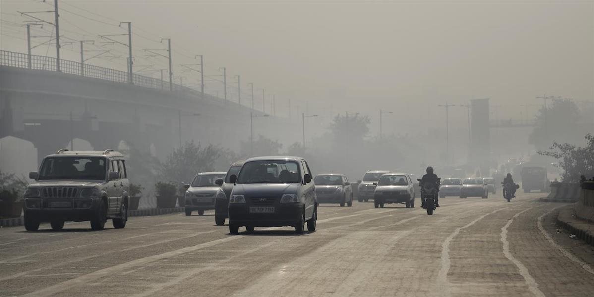 Úrady v Naí Dillí sa pre smog snažia obmedziť premávku na cestách