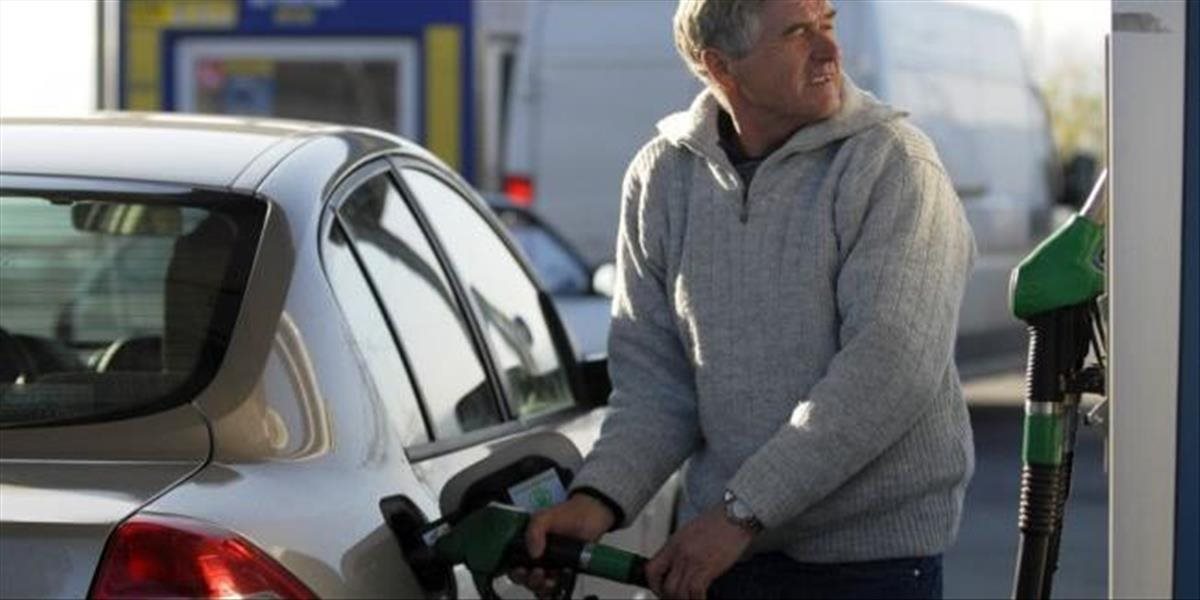 Cena nafty klesla pod 1 euro za liter, zlacneli aj benzíny