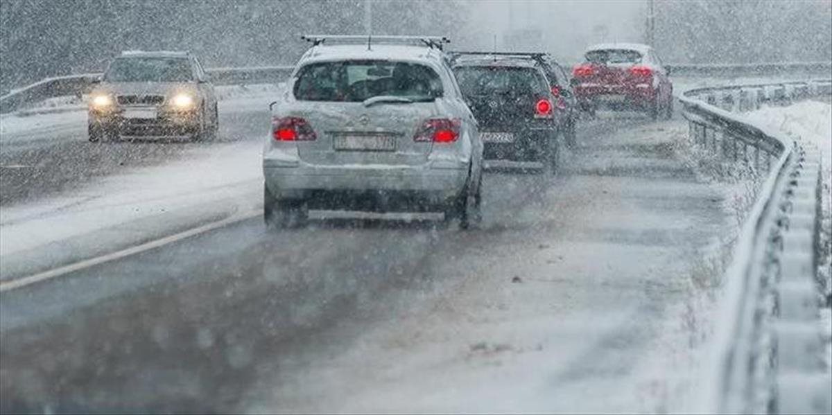 Vodiči by mali jazdiť opatrne, môžu sa tvoriť snehové jazyky