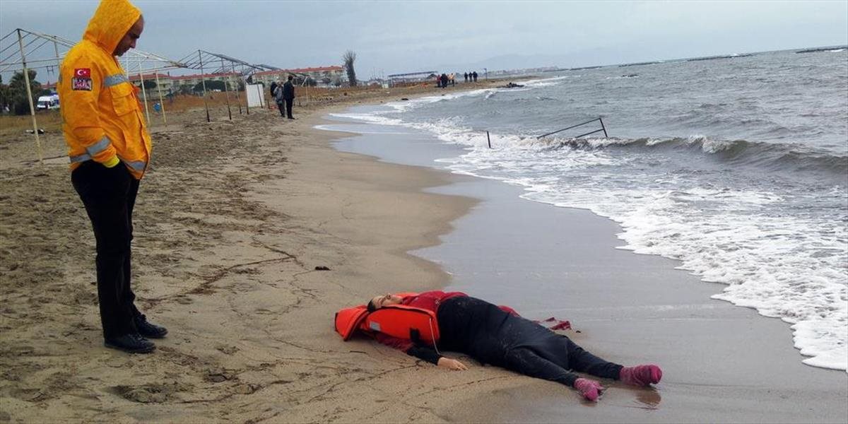 FOTO Na turecké pobrežie vyplavilo 21 tiel migrantov vrátane detí