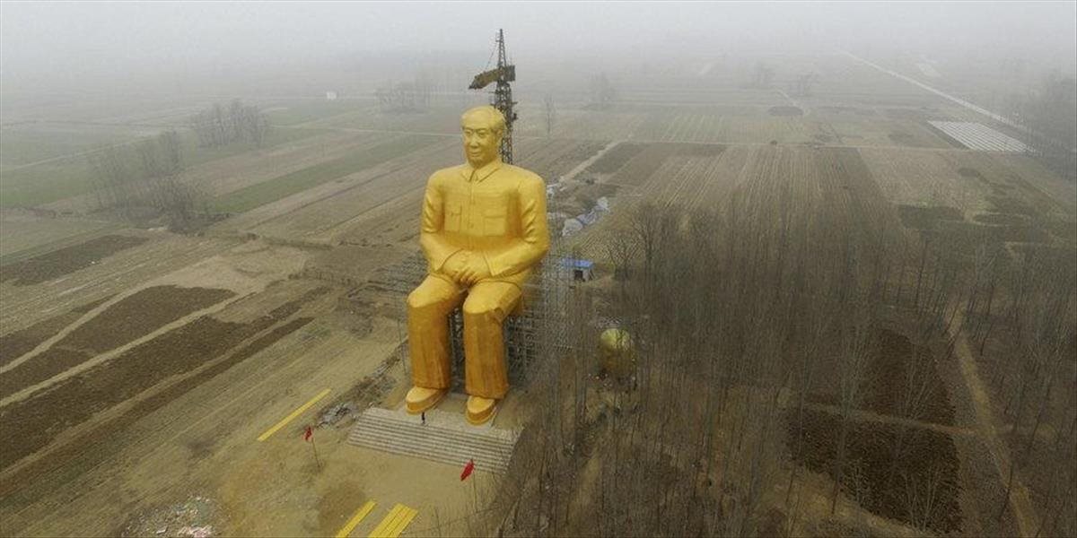 V Číne vztýčili gigantickú pozlátenú sochu Mao Cetunga, stretla sa s kritikou