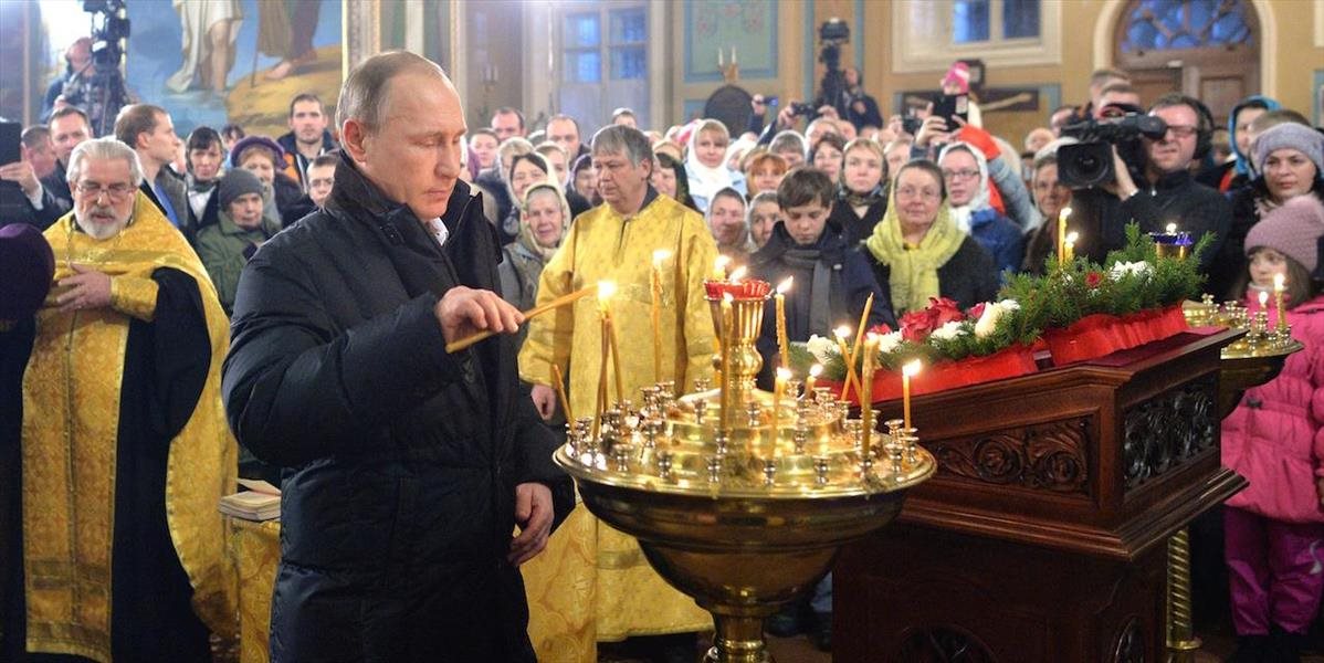 Vladimir Putin sa nečakane dostavil na vianočnú omšu do kostola v strednom Rusku