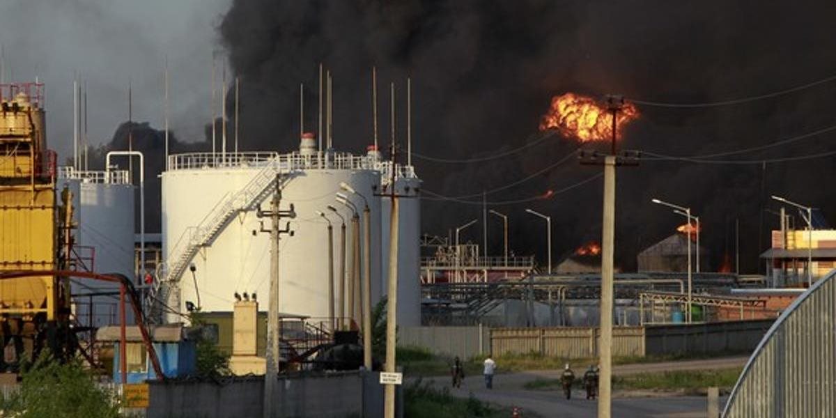 Po útokoch Islamského štátu horia v Líbyi nádrže v ropných prístavoch