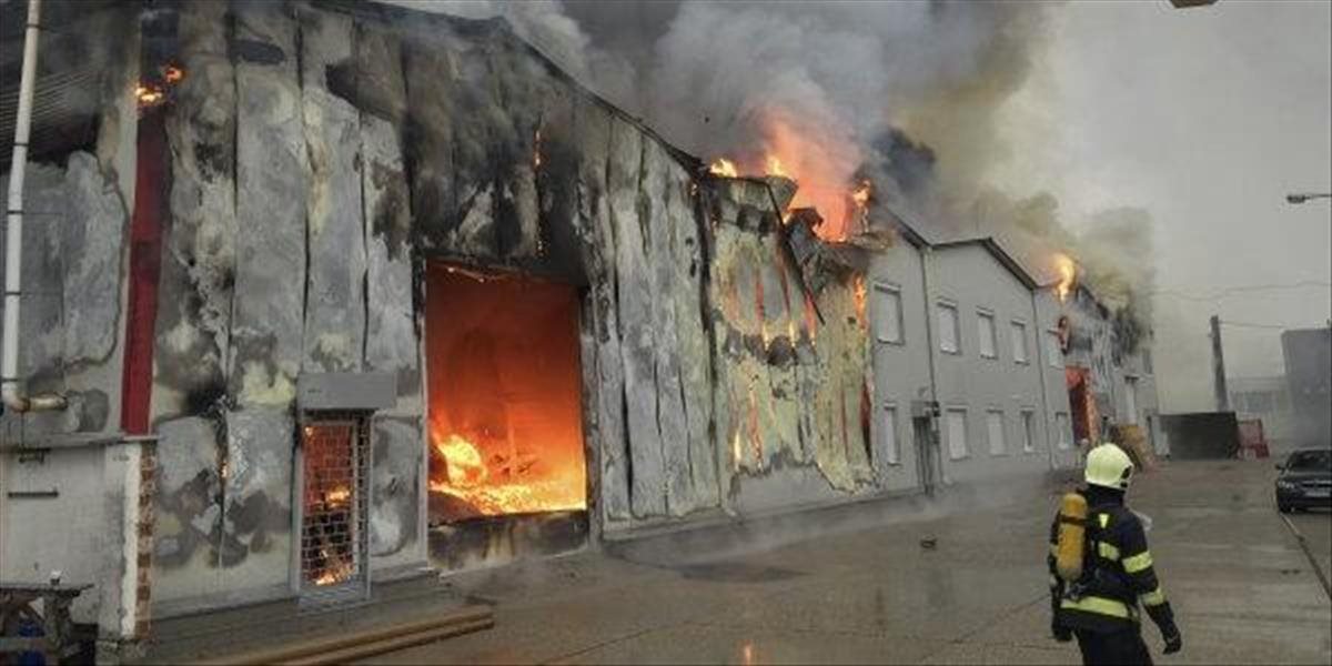 V Kosoríne horela hospodárska budova, oheň poškodil aj susedné objekty