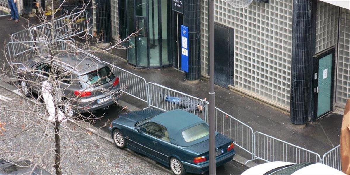 Rok po Charlie Hebdo: Atentátnik opásaný "falošnými výbušninami" chcel vbehnúť na policajnú stanicu v Paríži, zastrelili ho