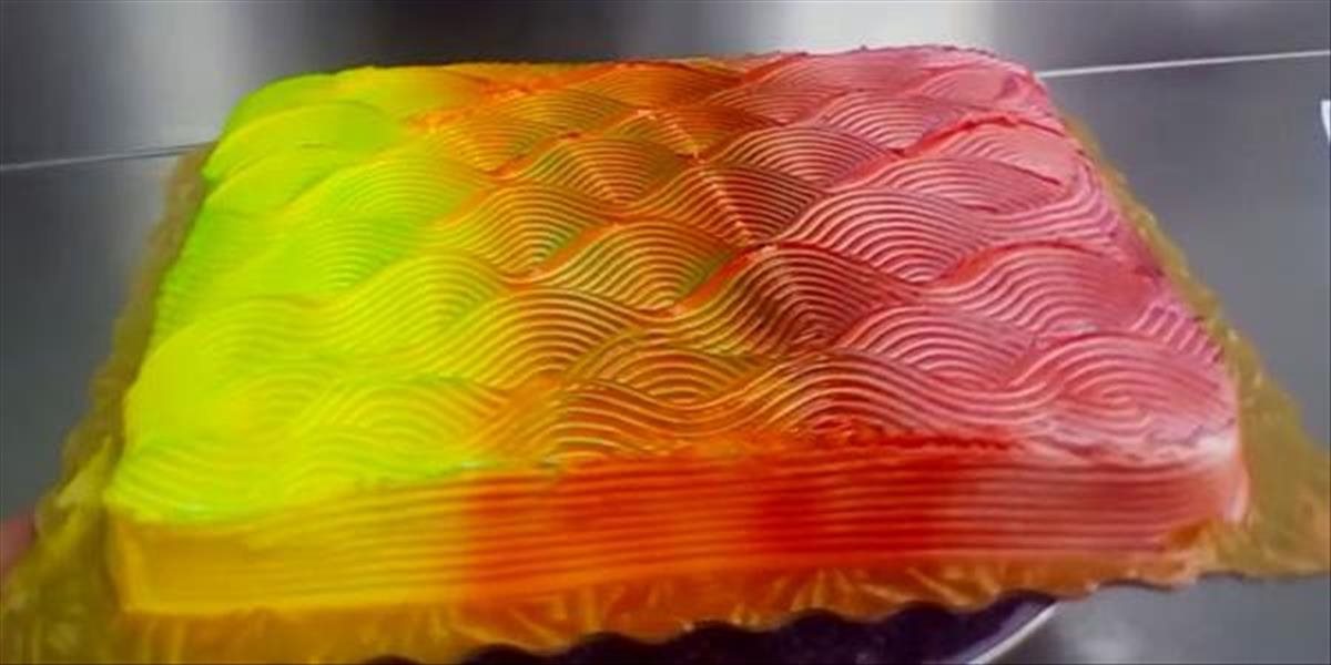 VIDEO Takýto koláč ste ešte nevideli: Dokáže meniť farbu