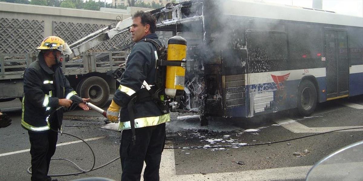 V Bratislave sa zrazil autobus s nákladným autom, na mieste zasahuje 14 hasičov