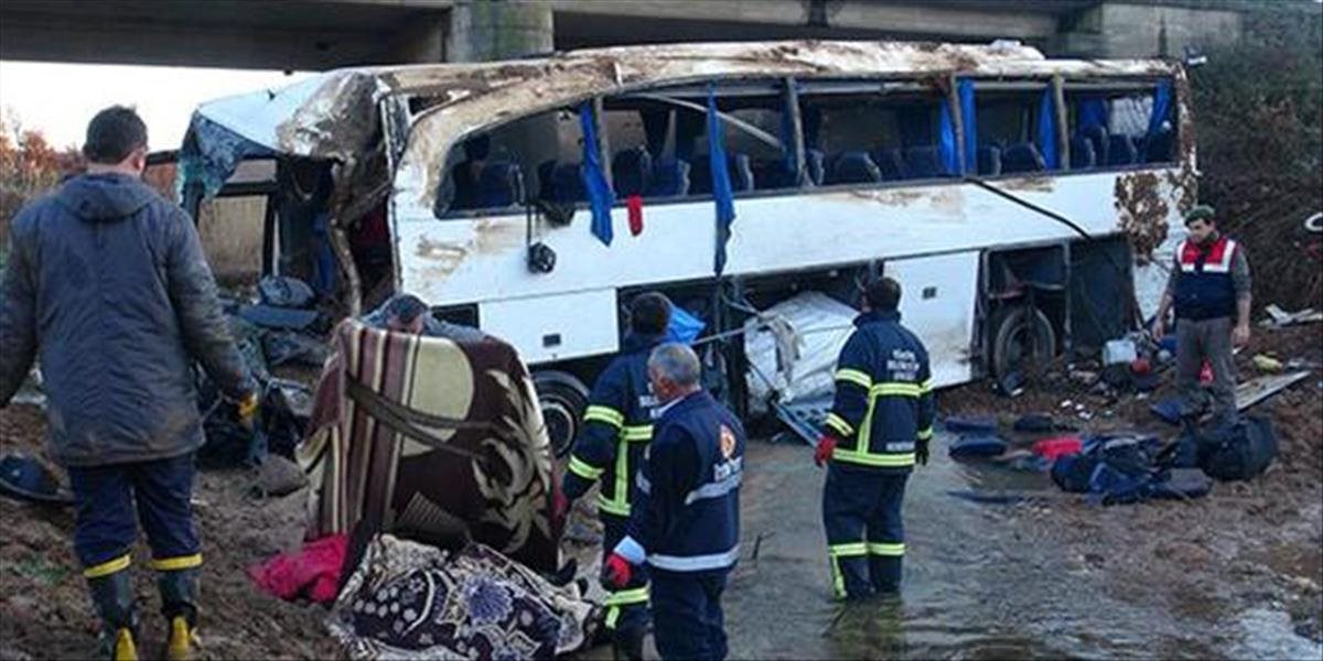 V Turecku havaroval autobus s migrantami na ceste do Grécka: Štyria mŕtvi 30 zranených