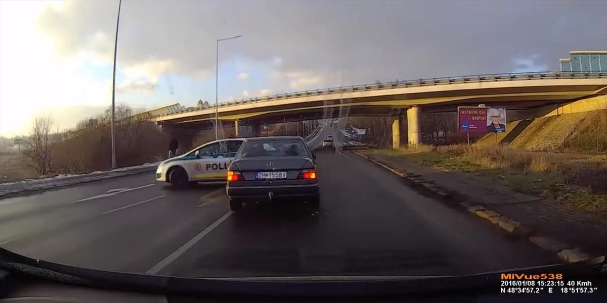 VIDEO Žiarski policajti hitom internetu: Svojím manévrom spôsobili reťazovú nehodu