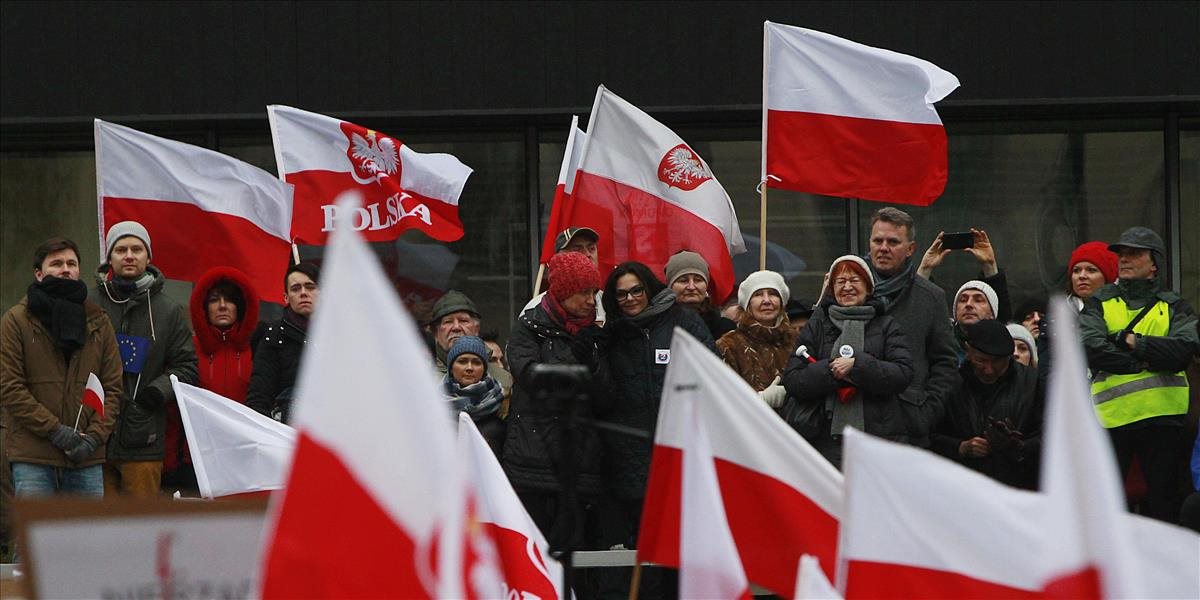 Tisíce Poliakov demonštrovali za demokraciu a slobodu médií