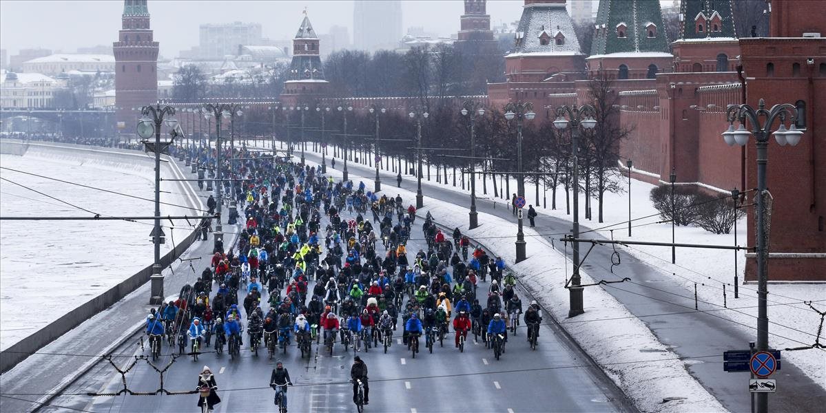 Prvú zimnú masovú cyklojazdu ulicami Moskvy sprevádzala metelica