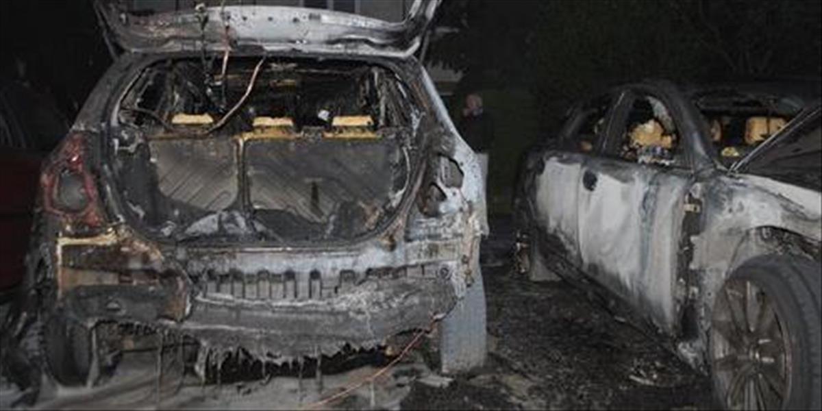 Vyšetruje požiar dvoch áut, pri ktorom vznikla škoda asi 10.000 eur