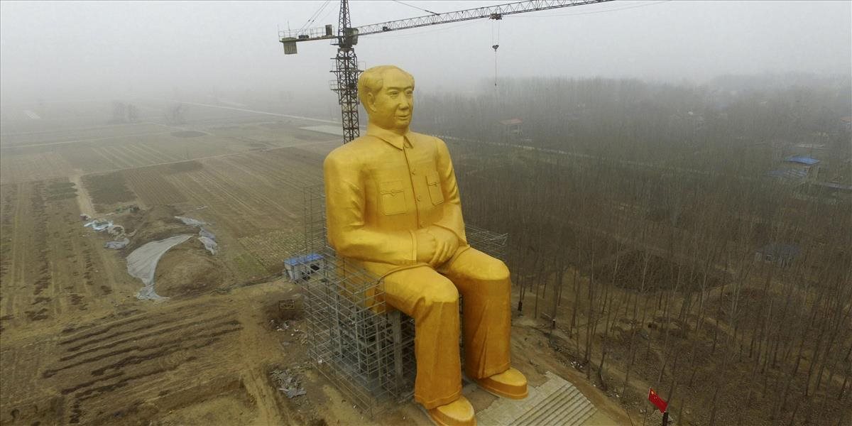 FOTO V Číne odstránili gigantickú zlatú sochu Mao Ce-tunga